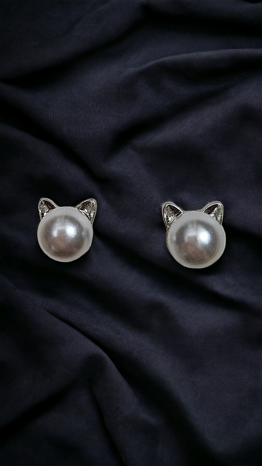 Stud earrings "Pearl cat design"